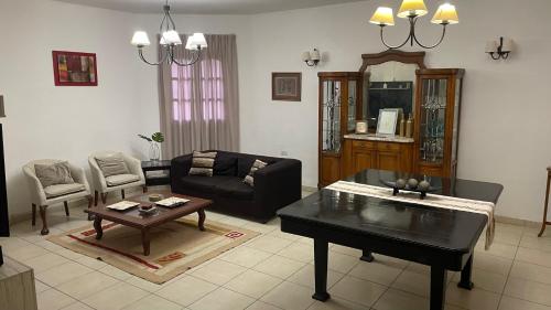 salon z pianinem i kanapą w obiekcie Casa Upcn w mieście La Rioja
