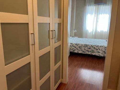 a sliding door in a room with a bedroom at APARTAMENTO CALLE CURIA 6 in Pamplona