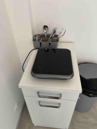 une tablette posée sur un bureau blanc dans l'établissement Studio meublée 21m2 les Abrets en Dauphiné avec accès autonome, à Les Abrets