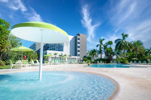 una piscina con fontana al centro di un resort di Holiday Inn Mayaguez & Tropical Casino, an IHG Hotel a Mayaguez