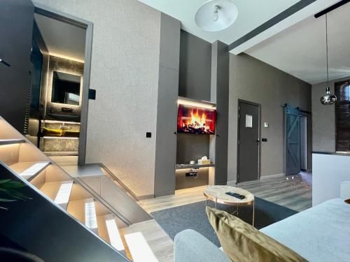 TV a/nebo společenská místnost v ubytování Modern apartment with terrace at Theaterplein