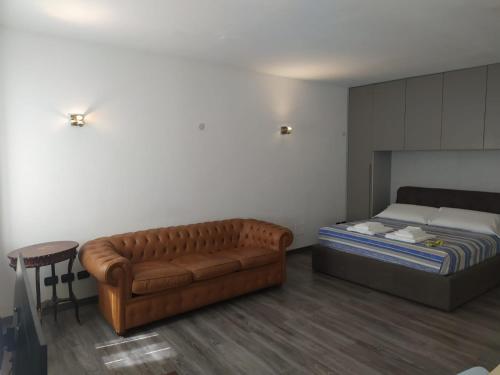 una camera con un letto e un divano di Heart of Brera a Milano