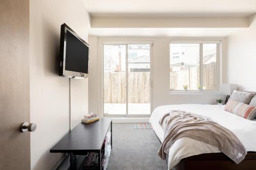 Postel nebo postele na pokoji v ubytování Center of LoHi - Roof Deck - Walk Everywhere