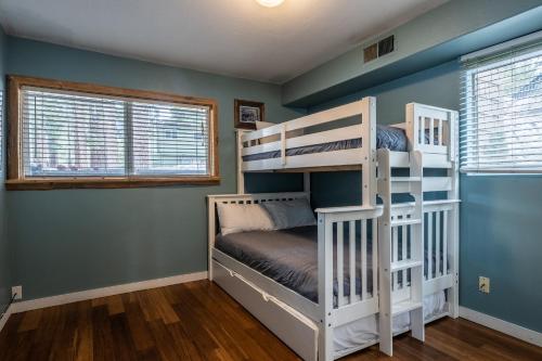 a bedroom with two bunk beds in a room at Tyrolean Village 6 2 Bedroom 1 and a Half Bath Sleeps 6 Walk to Lift Steps to town shuttle in Mammoth Lakes