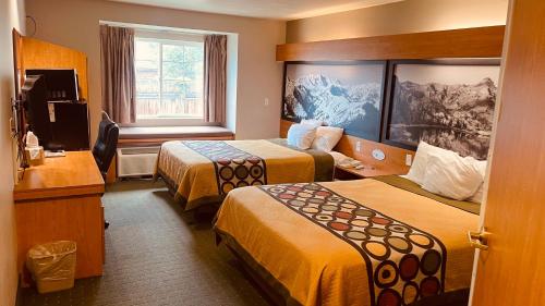 Royal Inn Midvale tesisinde bir odada yatak veya yataklar