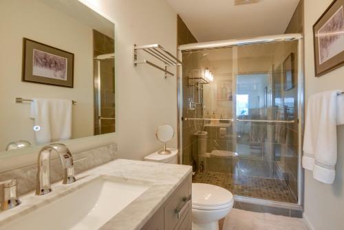 Bilik mandi di Newly Renovated Bartlett Condo with Mountain Views!