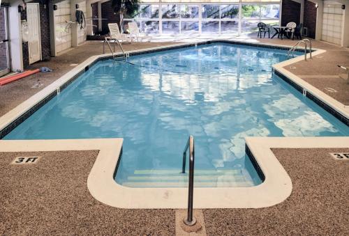 ein Pool mit blauem Wasser in einem Gebäude in der Unterkunft Motel 6-Danvers, MA - Boston North in Danvers