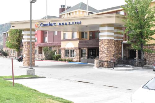 een gebouw met een bord dat staat voor comfort inn en suites bij Comfort Inn & Suites Durango in Durango