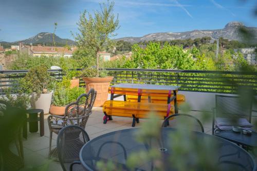 a patio with a table and chairs on a balcony at Best Western Linko Aubagne in Aubagne