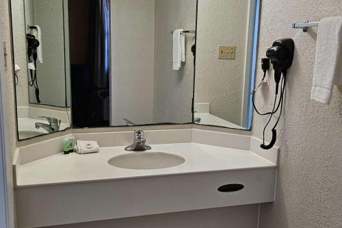 Ein Badezimmer in der Unterkunft Quality Inn Nacogdoches Near University