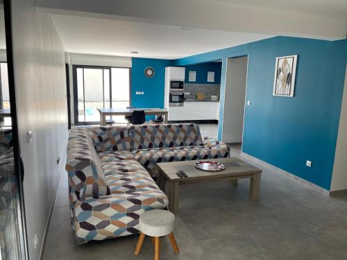 un salon avec un canapé et une table dans l'établissement La résidence du Franc Palais 2, à Joué-lès-Tours