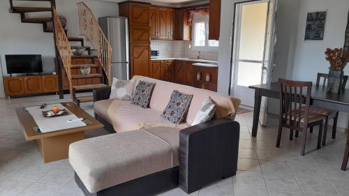 sala de estar con sofá y mesa en Villa Dimitrios(2 independent apartments 200sq m), en Vourvourou