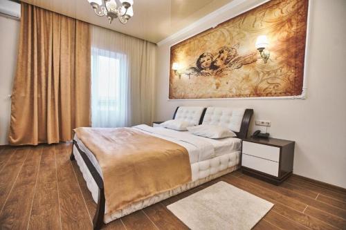 1 dormitorio con 1 cama y una pintura en la pared en Готель Ангел на Великій Кільцевій, en Kiev