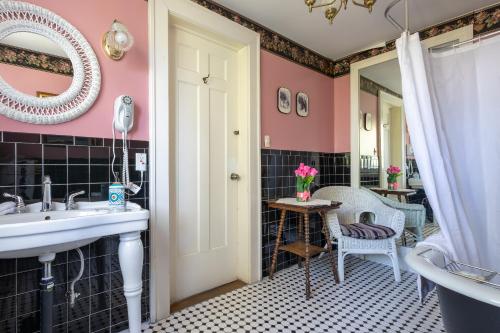 a bathroom with a sink and a mirror at Chestnut Inn in Niagara Falls