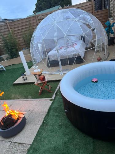 a backyard with a hot tub and a tent at Bulle insolite Fréjus in Fréjus