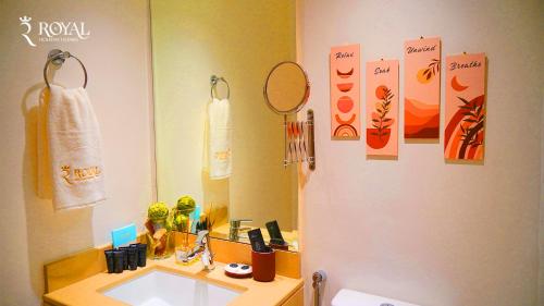 La salle de bains est pourvue d'un lavabo et d'un miroir. dans l'établissement Boho Chic Studio Apartment on Yas with Pool Access, à Abu Dhabi
