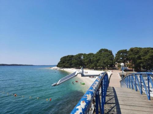 Uma praia perto da casa de hóspedes