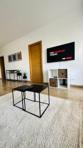 Una mesa de centro negra en una sala de estar con chimenea. en F4 - chic - piscine - salle fitness, en Dakar