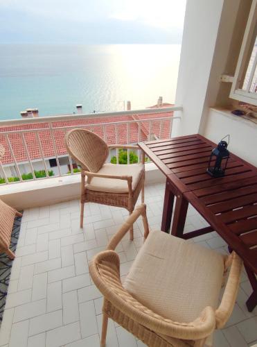 Un balcón o terraza en Cozy Seaview Apartment