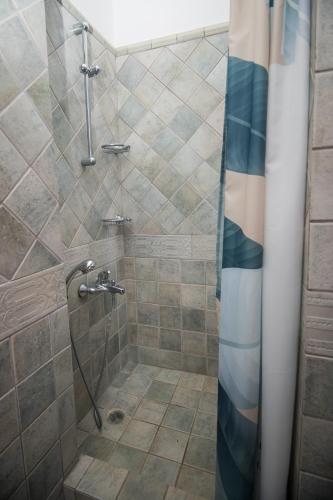 Ένα μπάνιο στο Waterfront 5BR Villa near Porto Heli by JJ Hospitality