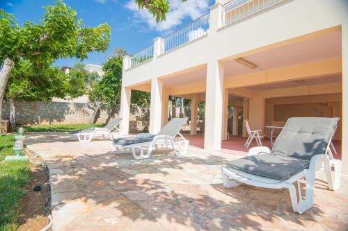 Κήπος έξω από το Waterfront 5BR Villa near Porto Heli by JJ Hospitality
