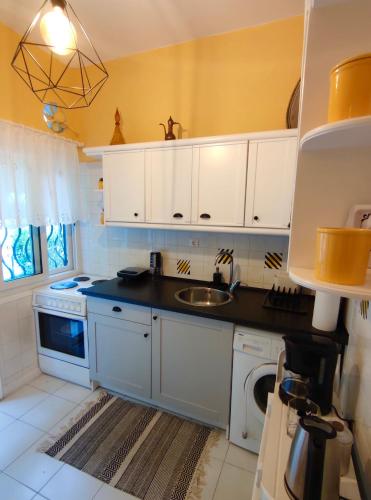 Una cocina o cocineta en Cozy Seaview Apartment