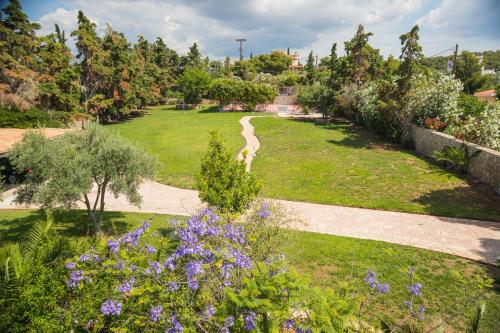 Κήπος έξω από το Waterfront 5BR Villa near Porto Heli by JJ Hospitality