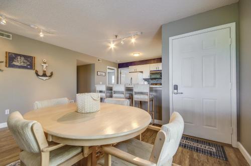 Dapur atau dapur kecil di Osage Beach Condo with Private Deck and Lake Views!