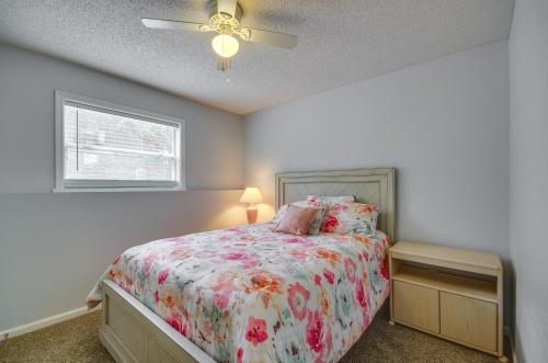Katil atau katil-katil dalam bilik di Osage Beach Condo with Private Deck and Lake Views!