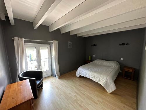 Schlafzimmer mit einem Bett und einem Fenster in der Unterkunft La maison du chêne 3 in Miniac-Morvan