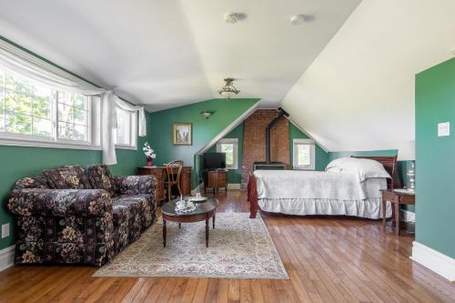 salon z łóżkiem i kanapą w obiekcie Chestnut Inn w mieście Niagara Falls