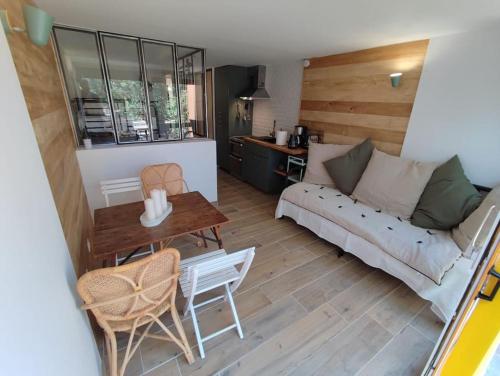 un salon avec un canapé et une table dans l'établissement Studio neuf au cœur de la presqu'île, à Lège-Cap-Ferret