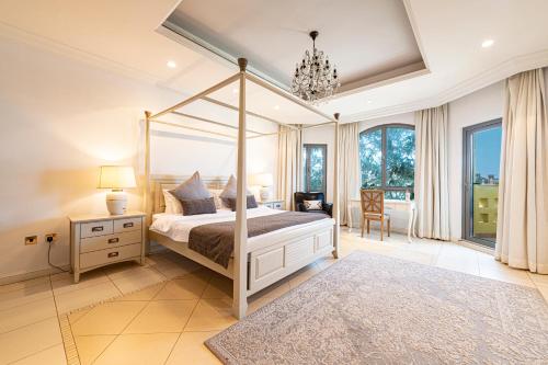 Postel nebo postele na pokoji v ubytování Palm Jumeirah Beachfront Private Villa with swimming pool