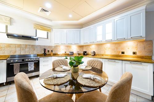 Kuchyň nebo kuchyňský kout v ubytování Palm Jumeirah Beachfront Private Villa with swimming pool
