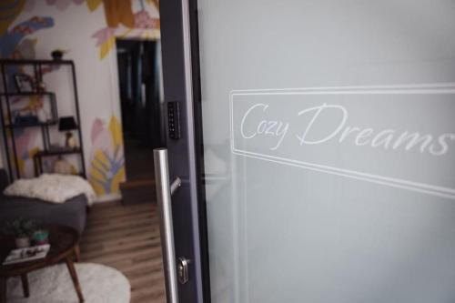 a door with a sign that says grey dreams at Cozy Dreams: Deluxe 2-Zimmer-Apartment -Küche in Nürnberg