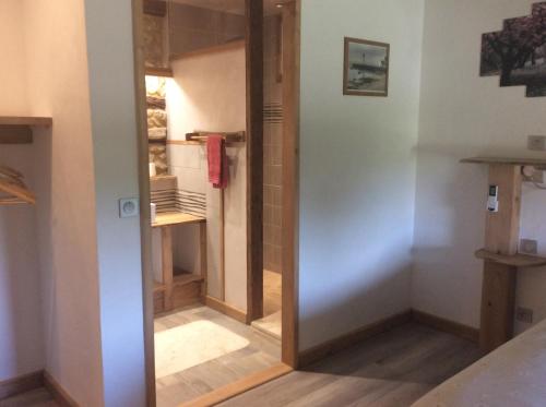 - un couloir avec une porte menant à une chambre dans l'établissement Le Mas des Figuiers, à Donzère