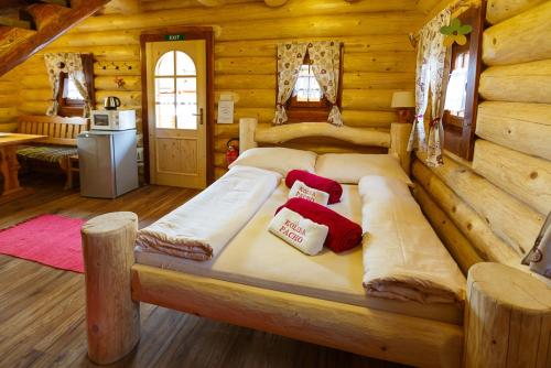 Tempat tidur dalam kamar di Ubytovanie Koliba Pacho - Zrub Jolanka