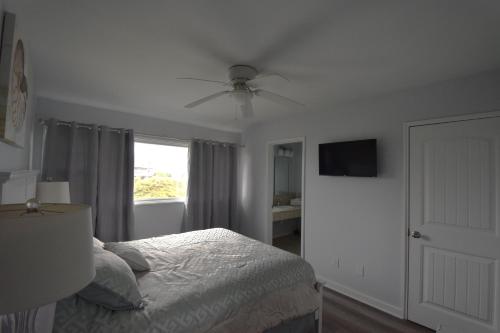 Katil atau katil-katil dalam bilik di Oceanfront vacation property - West