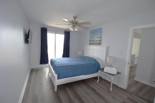 Katil atau katil-katil dalam bilik di Oceanfront vacation property - West