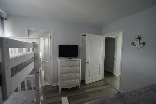 Katil atau katil-katil dalam bilik di Oceanfront vacation property - West