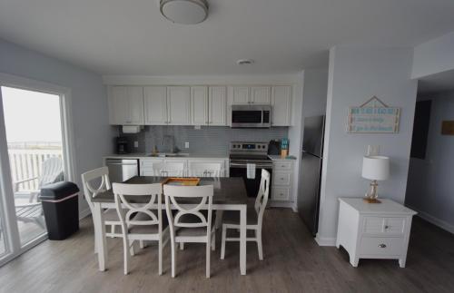 Dapur atau dapur kecil di Oceanfront vacation property - West