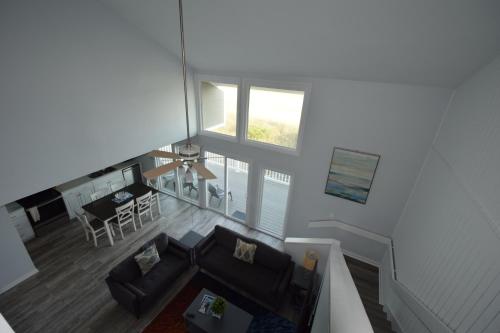 Ruang duduk di Oceanfront vacation property - West