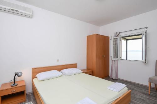 a bedroom with a bed and a window at Holiday house with a parking space Dingac - Pristranj, Peljesac - 660 in Trstenik