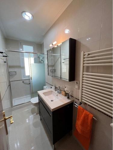 een badkamer met een wastafel, een toilet en een douche bij Apartamento Céntrico Pamplona San Fermin in Pamplona
