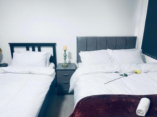 Postel nebo postele na pokoji v ubytování 1 bed apartment with 2 beds 1 double plus 1 single