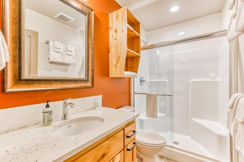een badkamer met een wastafel, een douche en een toilet bij McKenzie River Retreat in Vida