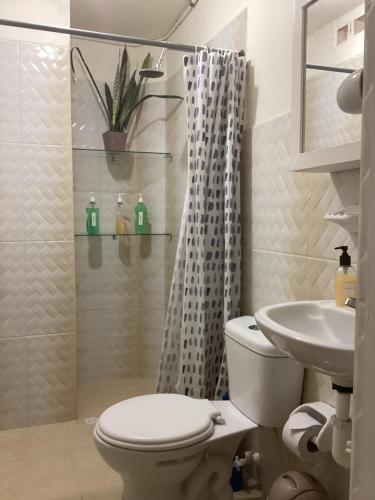 メデジンにあるManila Su Casaのバスルーム(トイレ、洗面台付)