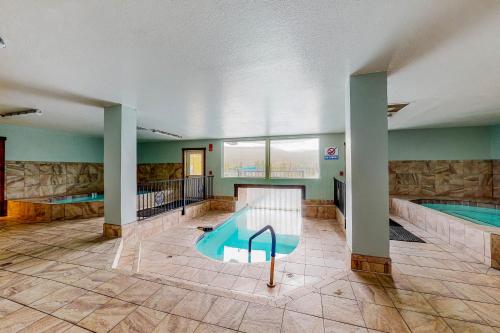 duży pokój z 2 basenami w obiekcie Overlook Nook #241 w mieście Granby