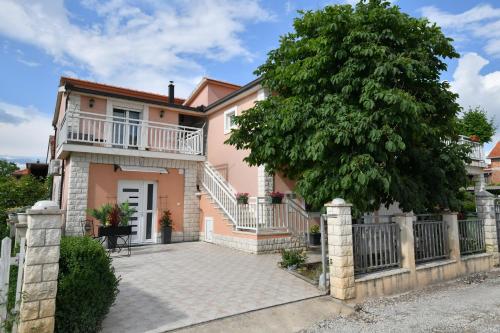 Apartments with a parking space Sinj, Zagora - 21449