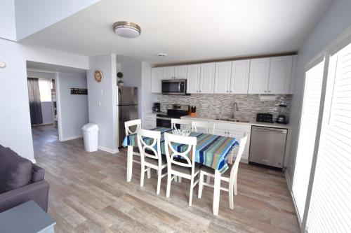 Dapur atau dapur kecil di Oceanfront vacation property - West